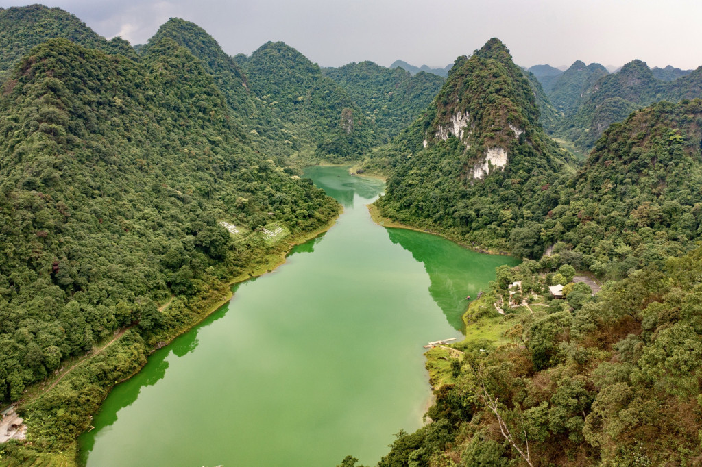 Thang Hen Lake in Cao Bang – A Jewel-Like Emerald Water Amidst the Tra ...