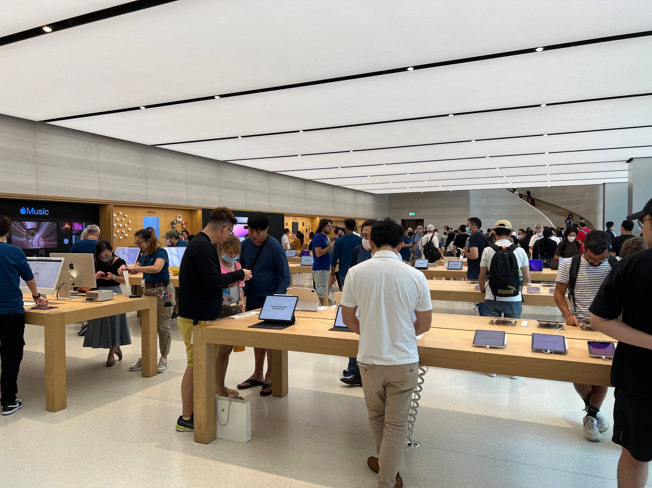 Chuyến thăm Apple Store Singapore để thay pin miễn phí cho iPhone 13 ...