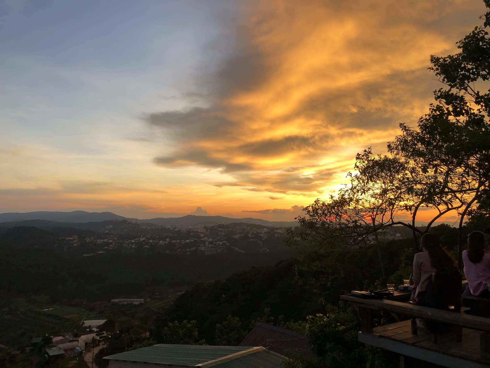 Discover the enchanting sunset view at Cheo Veooo coffee shop in Da Lat