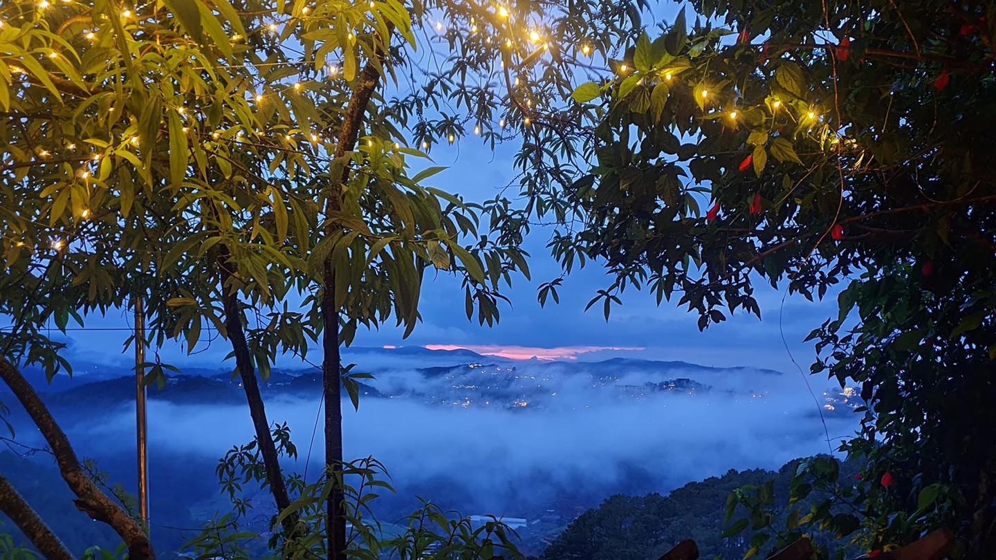 Discover the enchanting sunset view at Cheo Veooo coffee shop in Da Lat