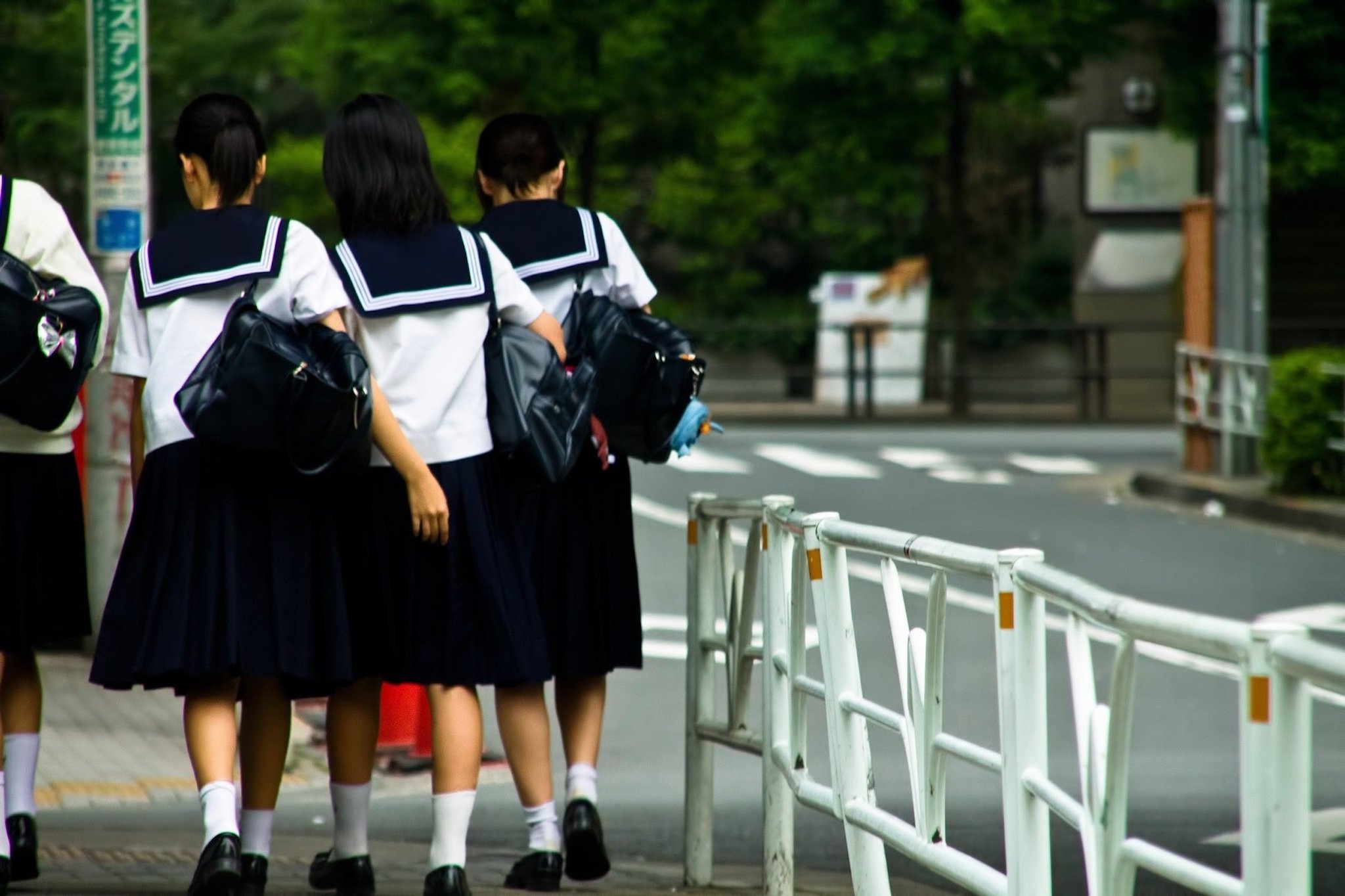 Phụ huynh Nhật Bản phẫn nộ vì nội quy cấm nữ sinh mặc quần bên trong váy  ngắn khi trời lạnh