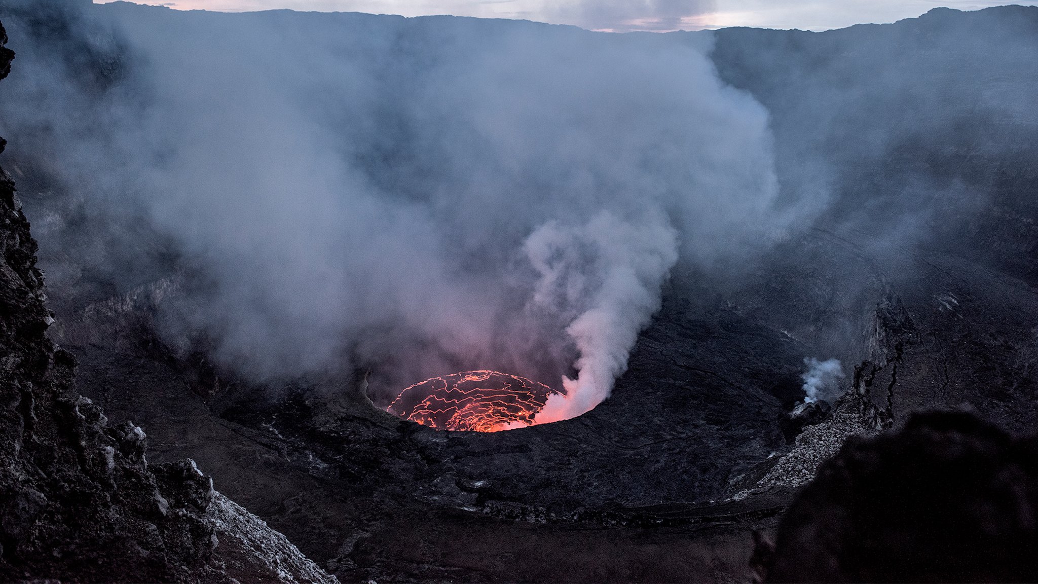 Núi lửa Indonesia phun trào, ít nhất 13 người leo núi thiệt mạng - Nguoi  Viet Online