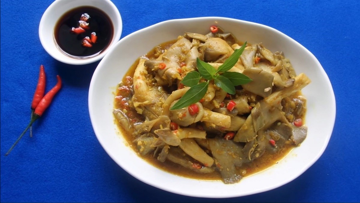 Delicious and Fragrant Spicy Lemongrass Chili StirFried Abalone