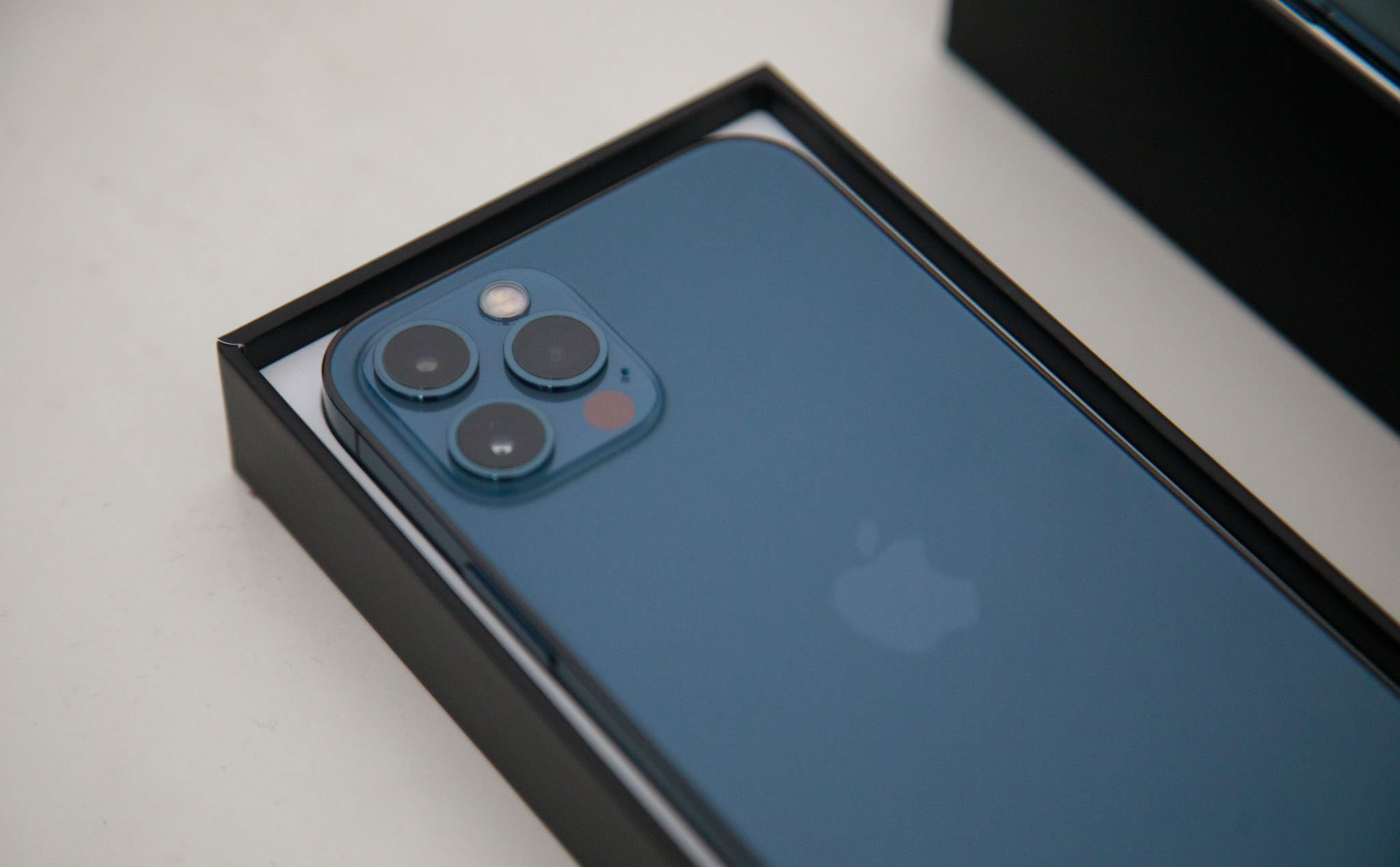 iPhone 12 Pro Max Blue - màu sắc lôi cuốn nhất?