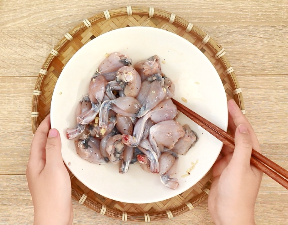 How to Cook Delicious and Flavorful Frog and Bamboo Shoot Hotpot at