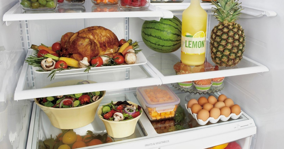 How long can food be stored in the refrigerator after a power outage?