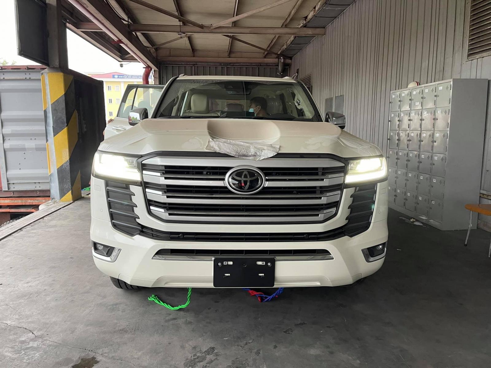 Phiên bản Toyota Land Cruiser 2022 nhập Trung Đông đầu tiên chính thức ra mắt tại Việt Nam, với nhiều trang bị vượt trội so với xe chính hãng.