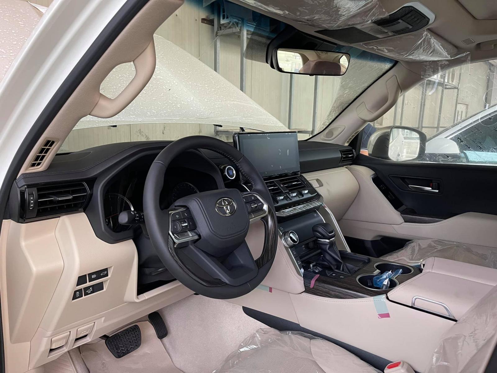 Phiên bản Toyota Land Cruiser 2022 nhập Trung Đông đầu tiên chính thức ra mắt tại Việt Nam, với nhiều trang bị vượt trội so với xe chính hãng.