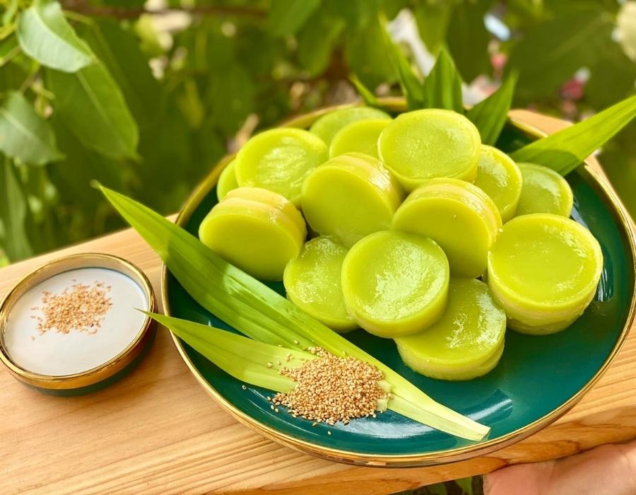 CÁC NGUYÊN LIỆU BỘT TRẮNG ĐƯỜNG VÀ NƯỚC CỐT DỪA CHUẨN BỊ SẴN ĐỂ LÀM BÁNH