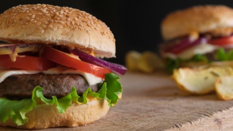Bánh hamburger: Calo và Tác Động Lên Cân