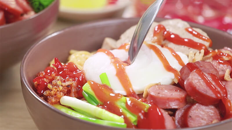 Hướng dẫn làm mì trộn xúc xích bò viên và xúc xích trái tim hấp dẫn, dễ làm