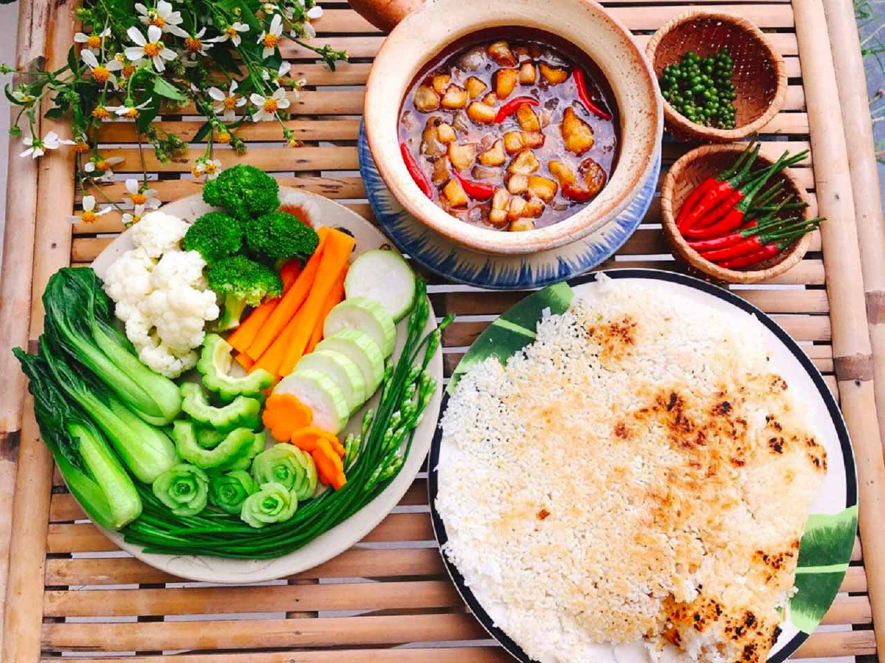 cơm cháy kho quẹt hà nội giòn rụm cùng nước chấm đậm đà