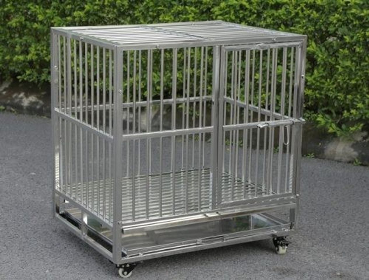 Chuồng chó Inox có độ bền cao, tuy nhiên có giá thành hơi cao.