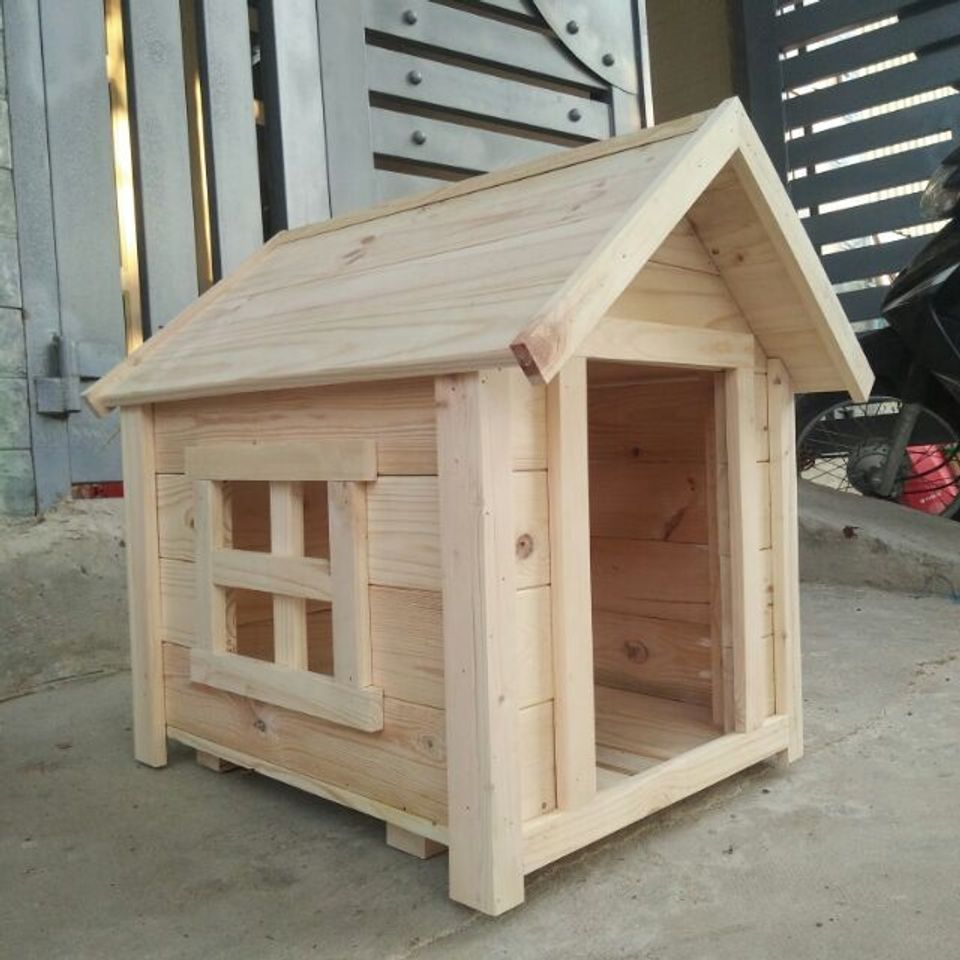 Chuồng chó bằng gỗ được thiết kế chắc chắn, có thể đặt ngoài sân hoặc trong nhà.