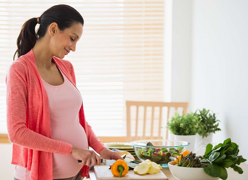 Mẹ bầu cần duy trì chế độ ăn giàu dinh dưỡng khi mang thai