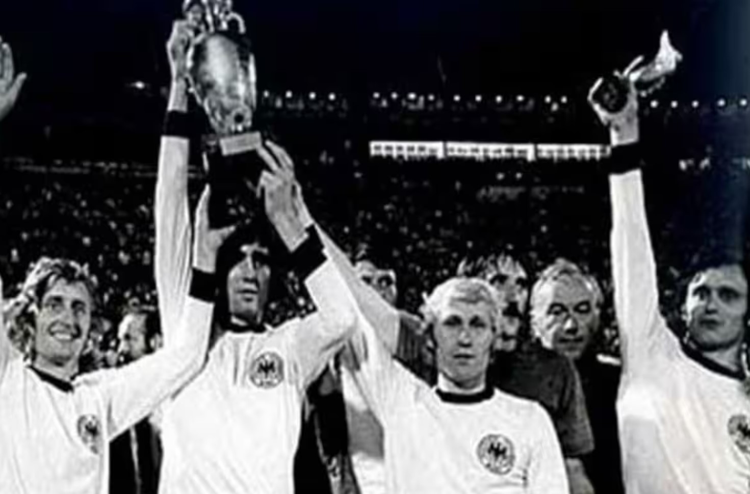 c-panenka-v-euro-1976-huy-n-tho-i-c-a-ti-p-kh-c