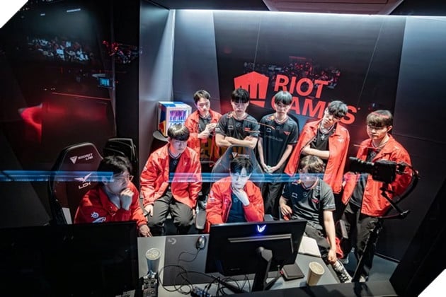 Dù giữa tâm bão drama, T1 vẫn có pha tổ chức fanmeeting khiến người hâm mộ phải lắc đầu ngao ngán.
