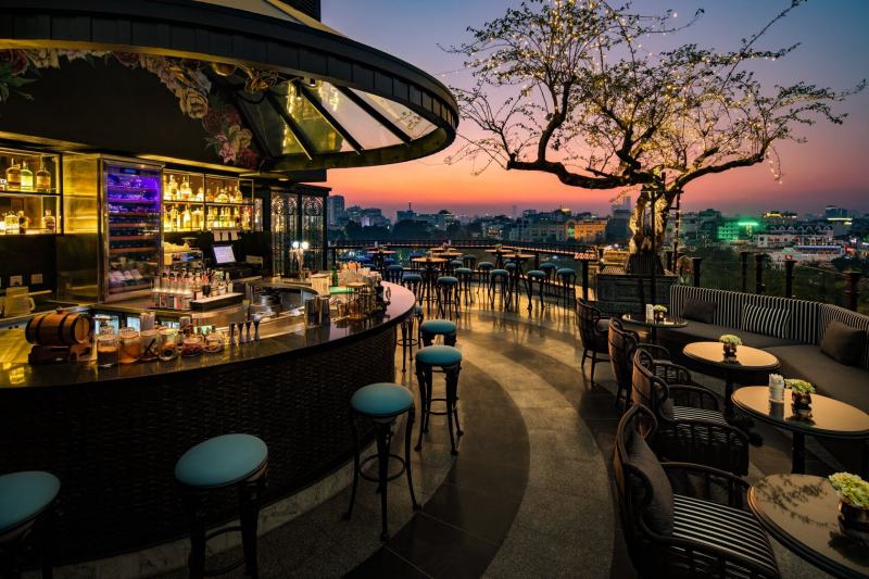ROOFTOP BAR NHÌN RA BIỂN VỚI ÁNH ĐÈN LUNG LINH VỀ ĐÊM