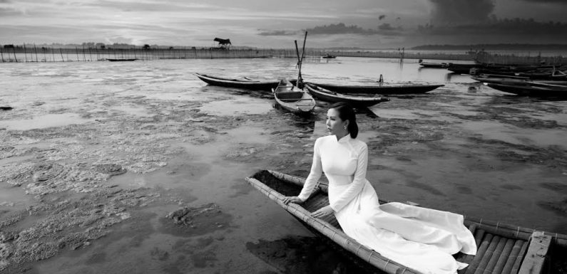 Bài thơ bắt đầu bằng một câu hỏi tu từ dịu dàng, sâu sắc, vừa là lời mời gọi, vừa là nỗi niềm mong nhớ: