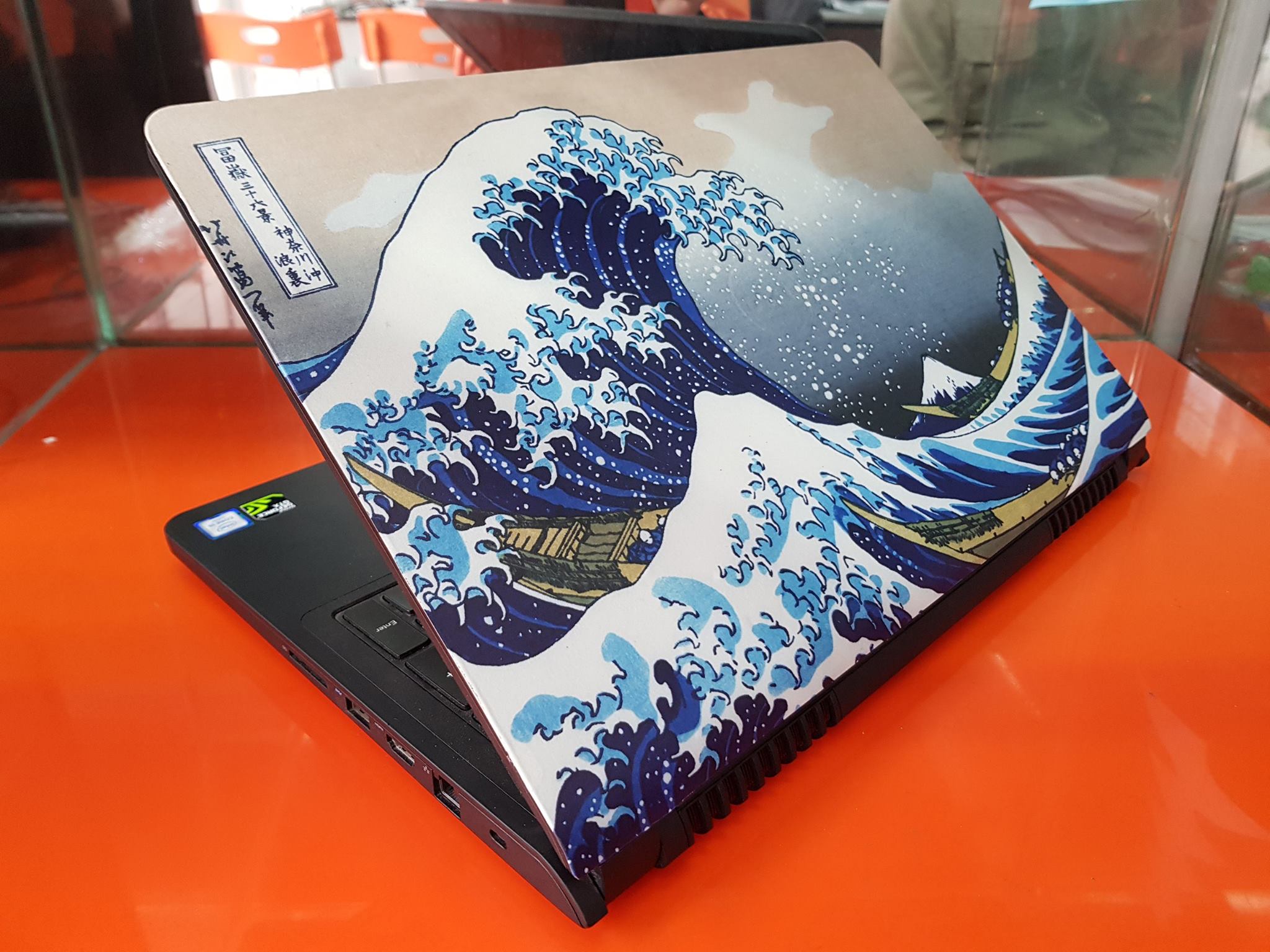 DÁN SKIN LAPTOP TẠI CẦU GIẤY DỊCH VỤ NHANH CHÓNG VÀ CHUYÊN NGHIỆP