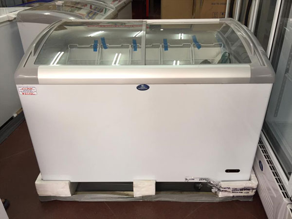 Tủ đông 1 ngăn Sanden SNC-0285 được trang bị cửa kính cong dạng lùa