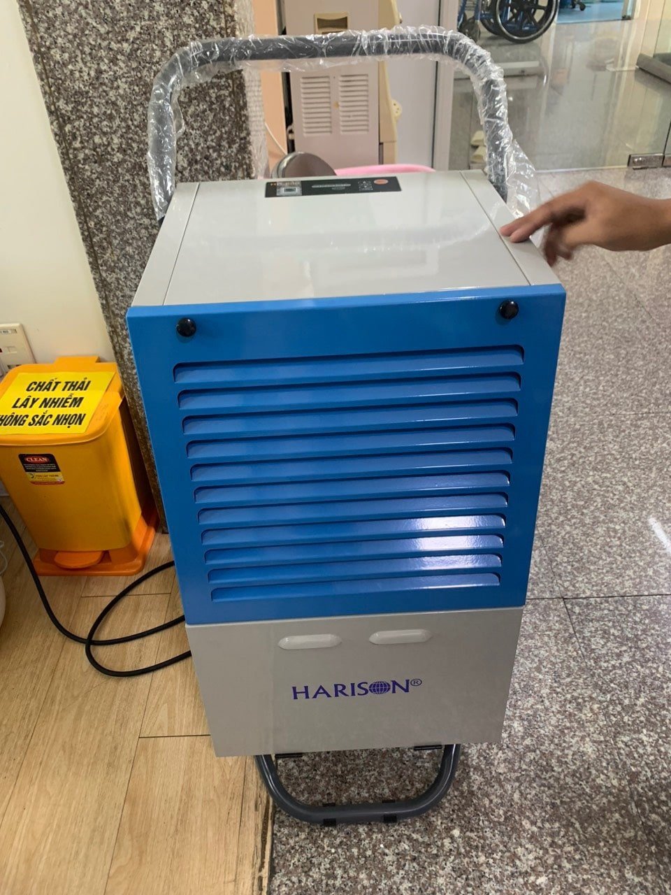 Máy hút ẩm công nghiệp Harison HD-60B có thiết kế bánh xe, tay cầm chắc chắn