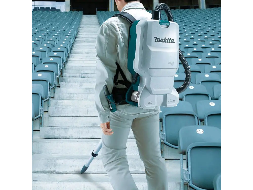 Máy hút bụi Makita đeo vai sử dụng