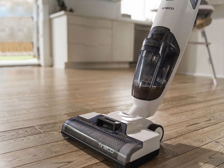 Máy hút bụi lau sàn Tineco iFloor 2 Max sử dụng pin sạc có dung lượng lớn là 2.500mAh giúp máy có thể hoạt động liên tục trong khoảng 22 phút