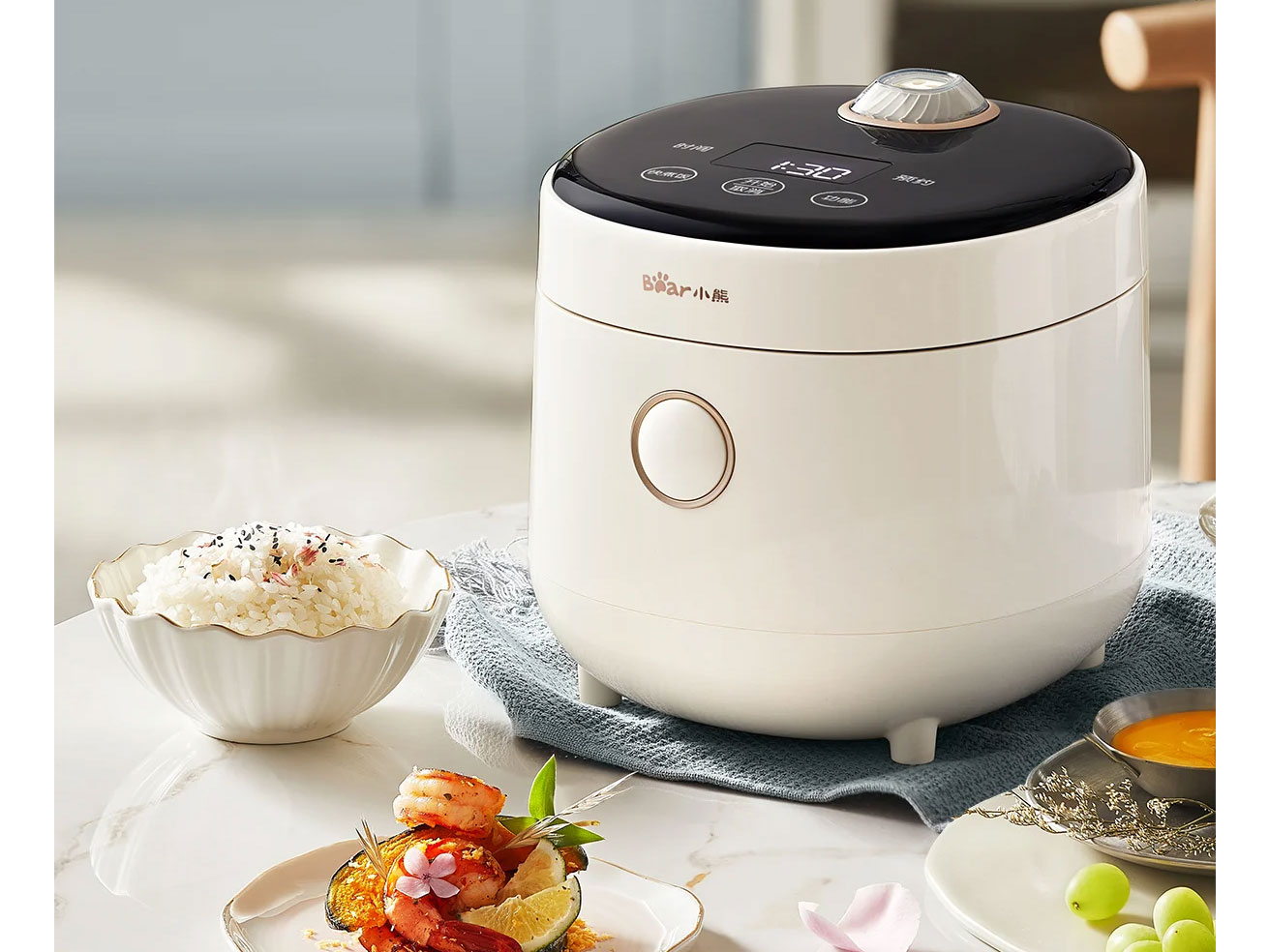 Bear DFB-C16K1 có dung tích 1,6 lít sẽ phù hợp nấu cơm cho 2 - 4 người ăn