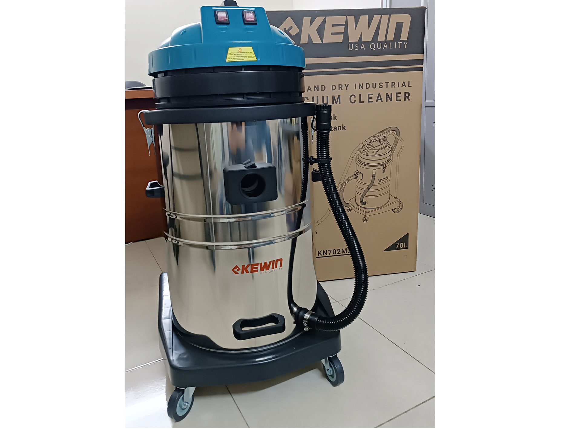 Máy hút bụi nước công nghiệp có 4 bánh xe