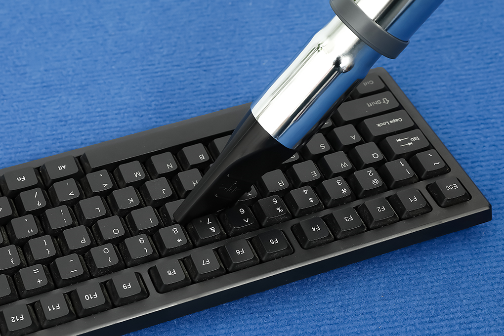 Máy hút bụi Panasonic MC-CL607RN49 dễ dàng vệ sinh bàn phím máy tính