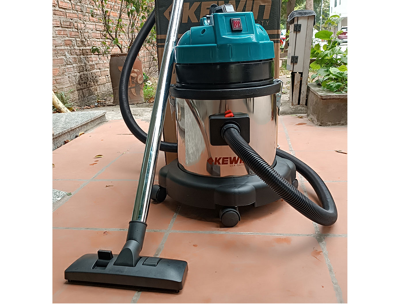 Máy hút bụi khô và ướt có thùng chứa bằng inox