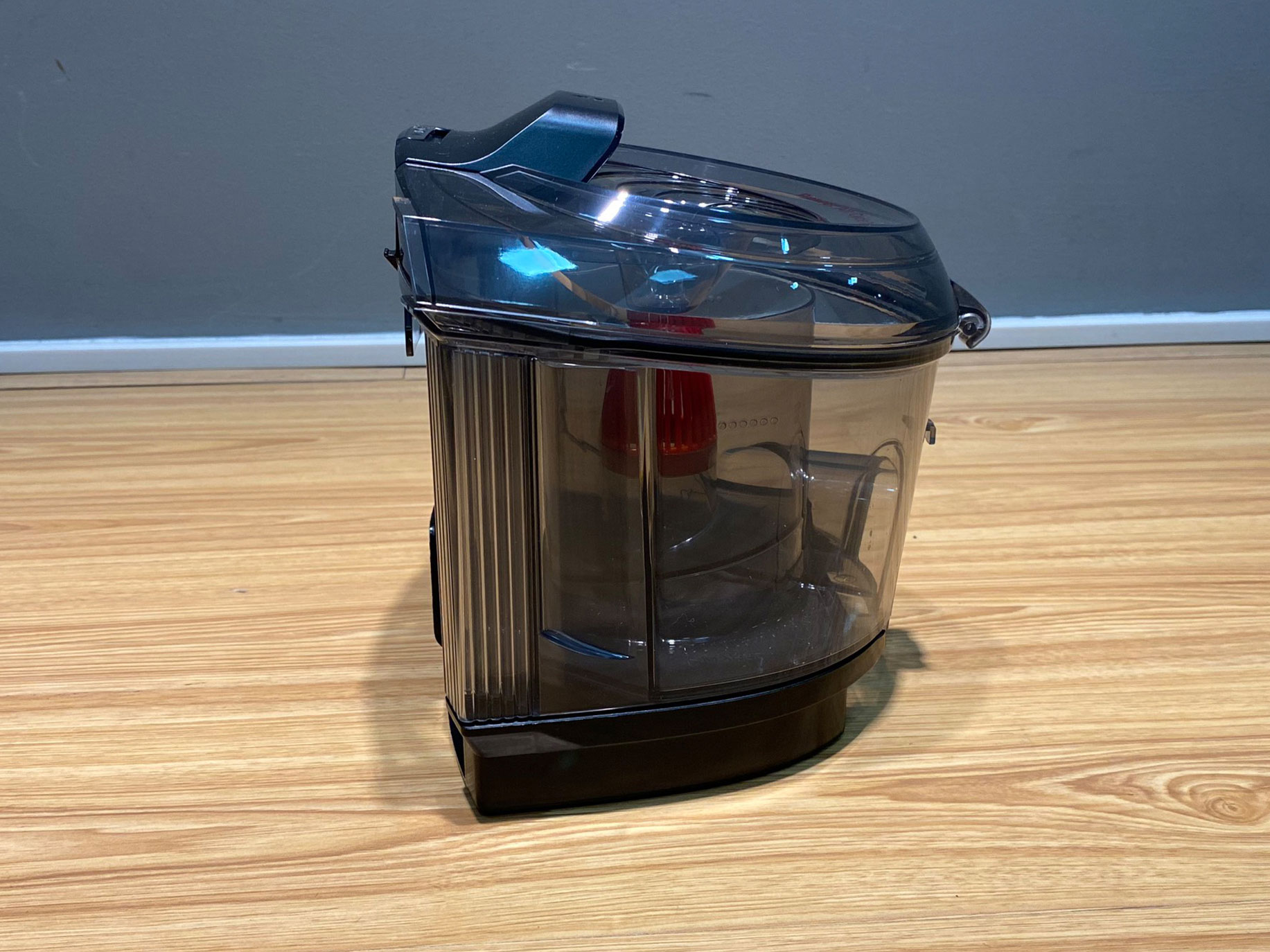 Máy hút bụi Bosch có dung tích chứa bụi 2 lít