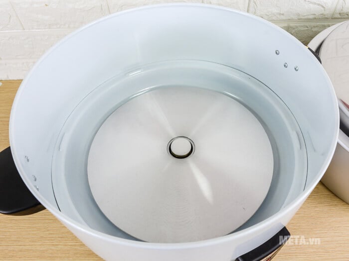 Nồi cơm điện Kiwa MK-30RE có mâm nhiệt lớn giúp tỏa nhiệt nhanh