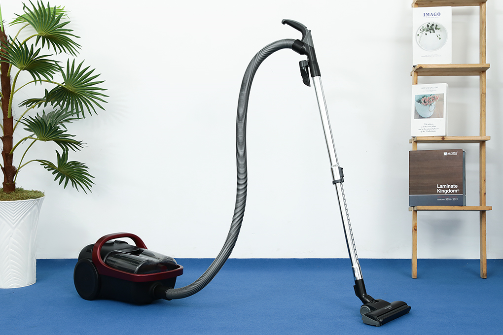 máy hút bụi không túi Panasonic MC-CL607RN49 sở hữu màu đen đỏ