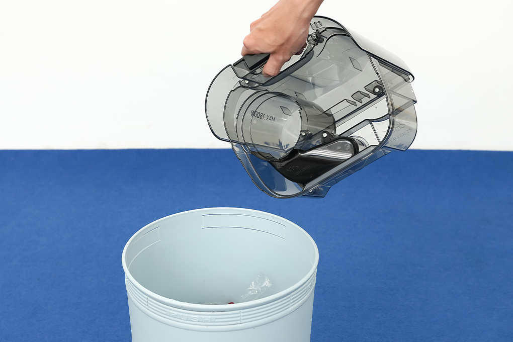 Thao tác vệ sinh đổ bụi từ hộp chứa bụi trên máy hút bụi Panasonic MC-CL607RN49