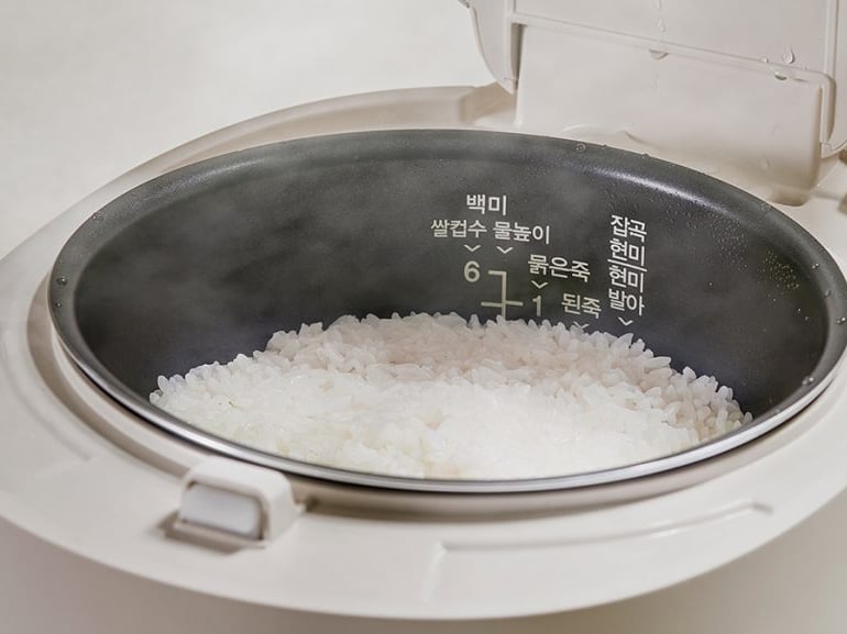 Nồi cơm điện Cuckoo CR0685GW có lớp tráng men chống dính