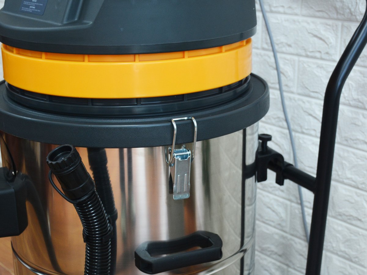 Camry BF-580 được trang bị 2 mô tơ, hoạt động khỏe với công suất là 2.000W, tạo ra lực hút 250 Mbar