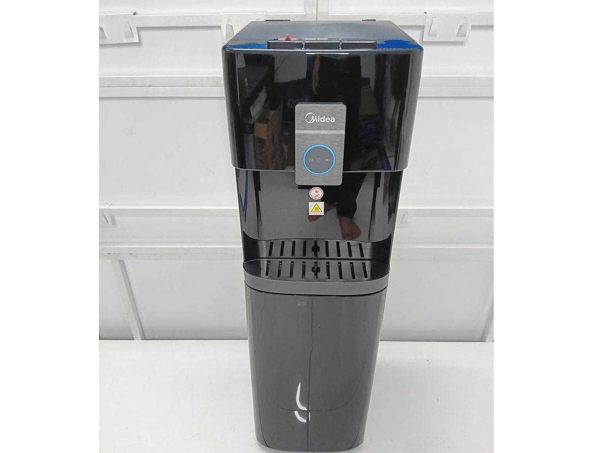 Midea YL2036S-B có bình chứa bằng inox