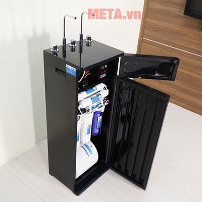 Mặt tủ được trang bị bởi kính cường lực trong suốt, xoay tròn núm lấy nước thay vì các dòng khác dùng cần gạt