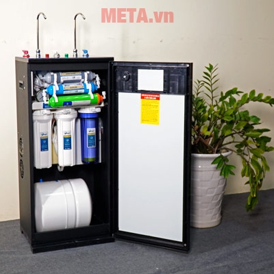 10 lõi lọc và bình chứa nước được cất đặt gọn gàng trong tủ kính cường lực