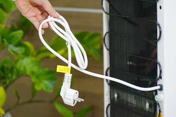 Phích cắm điện vào ổ điện gần nhất