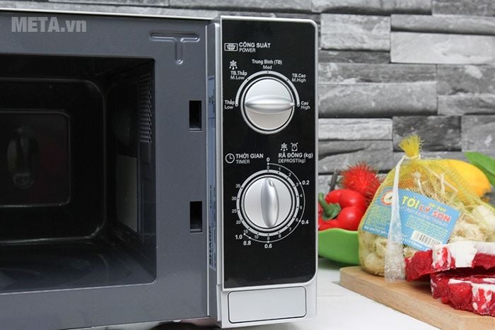 Lò vi sóng Sharp R 203VN M 20 lít có bảng điều khiển cơ dễ dùng