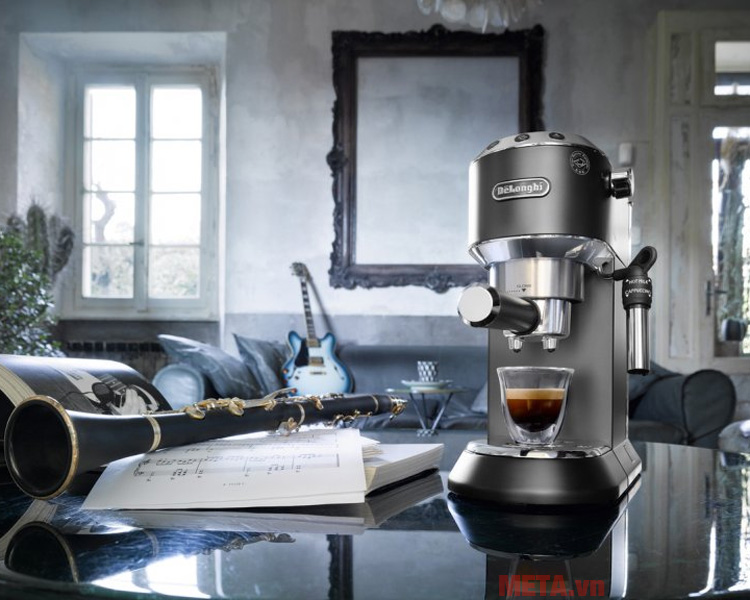 Máy pha cà phê Delonghi EC685.BK có công suất 1.300W