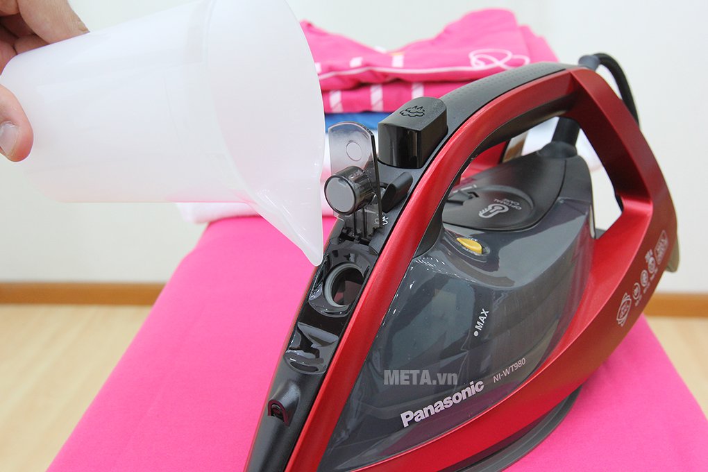Bàn là hơi nước Panasonic NI-WT980RRA có lỗ châm nước rộng