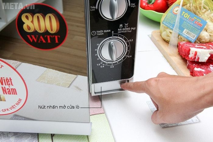 Lò vi sóng Sharp R 203VN M có nút đóng/mở cửa lò