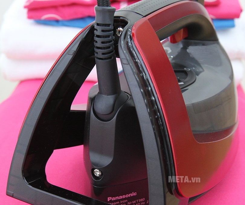 Bàn là hơi nước Panasonic NI-WT980RRA có dây điện chắc chắn
