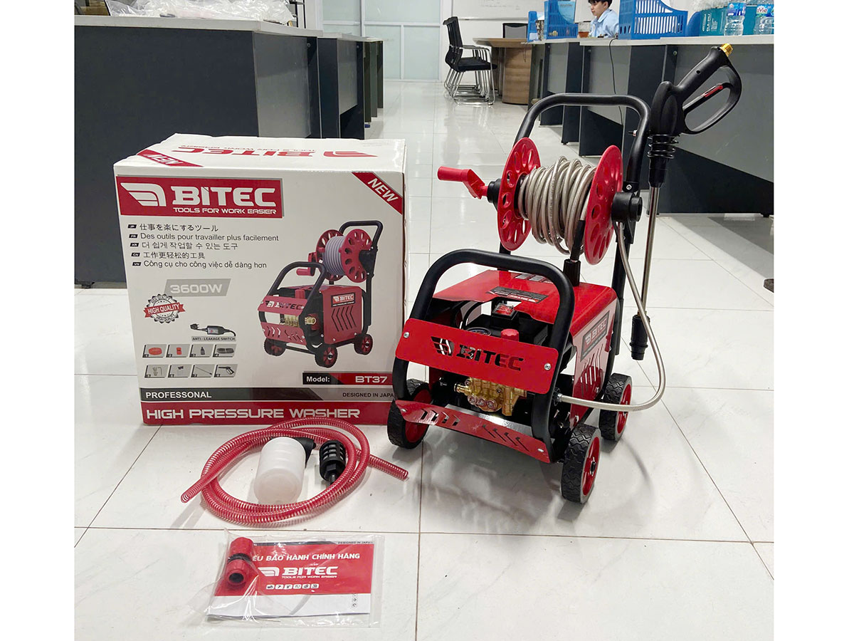 Máy rửa xe Btec tự hút nước từ xô chậu