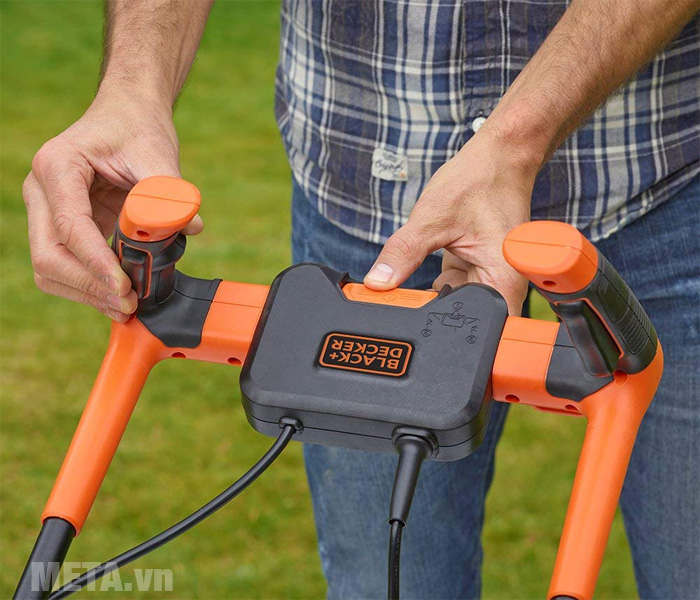 Các nút chức năng của máy cắt cỏ chạy điện Black&Decker BEMW461BH được bố trí ngay trên phần tay đẩy