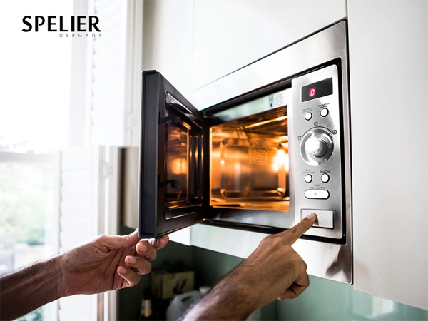 lò vi sóng có nướng Spelier SP-8206EU có nút nhấn mở cửa tiện lợi